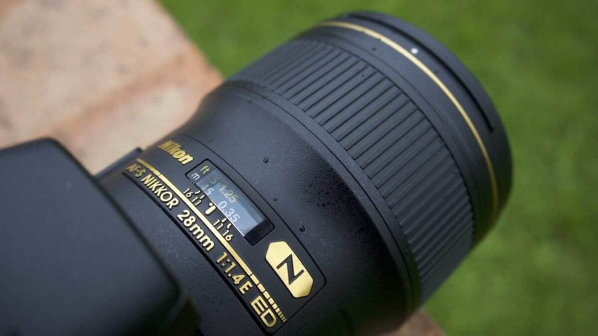How to switch your camera to manual focus: distance numbers