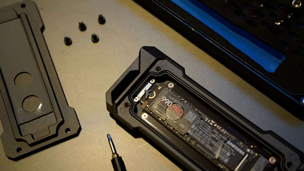 Samsung 990 Pro SSD connector