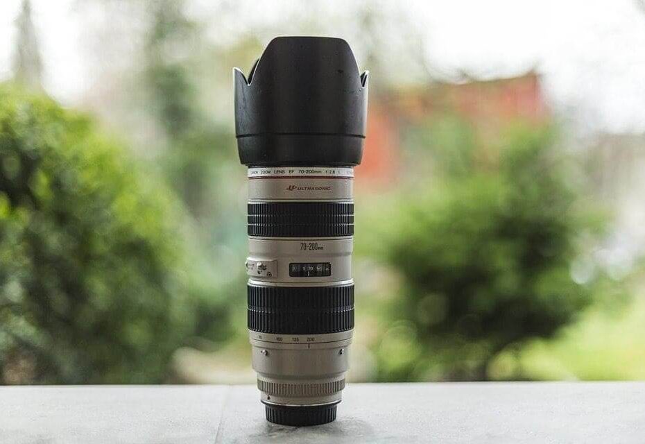 What is a telephoto lens