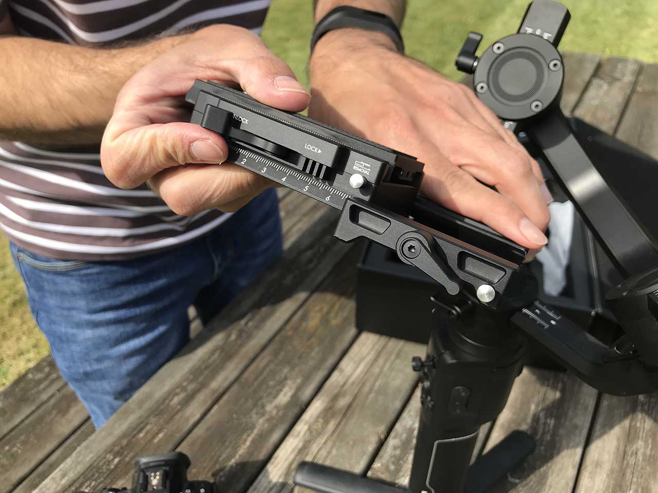 How to balance your camera on the Gudsen Moza Air 2: 02 attach quick release plate